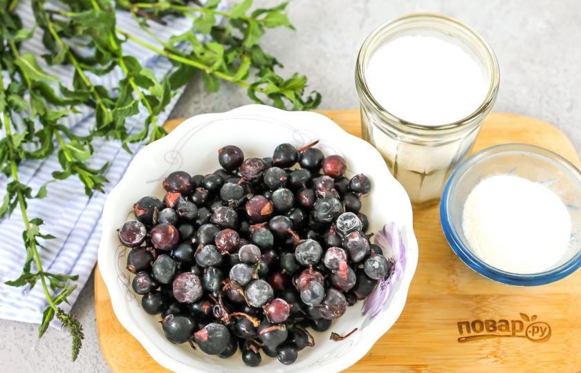 1. Этап. Компоте из черной смородины для торта: Подготовьте указанные ингредиенты. Ягоды можно использовать как свежие, так и замороженные.