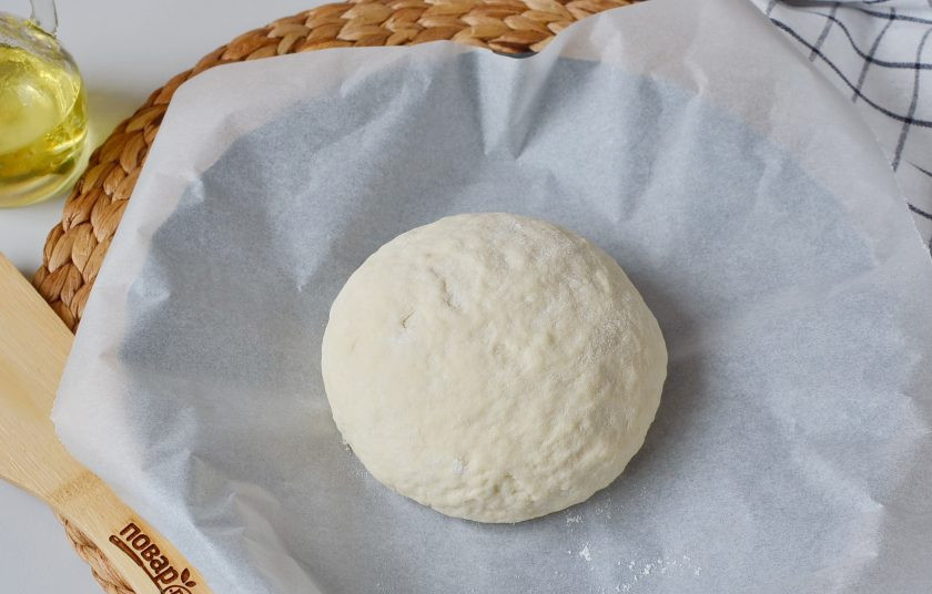 1. Этап. Хлеб на кефире в духовке: Прогрейте духовку до 180-190 градусов. Противень застелите пергаментом, выложите колобок.