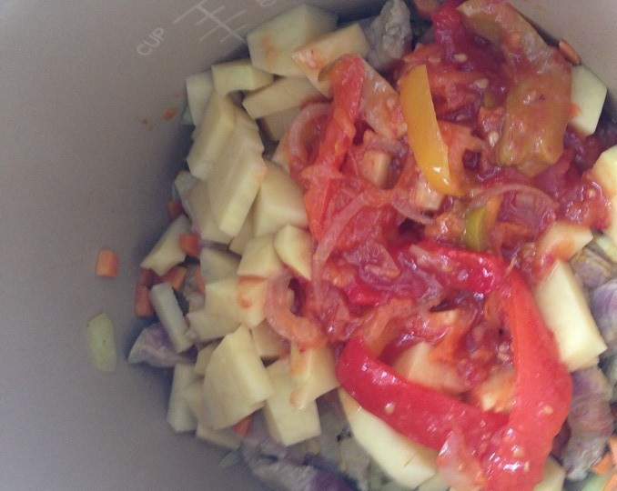 1. Этап. Харчо из курицы в мультиварке: Потом добавляем рис (один мультиварочный стакан), специи, можно ложку сахара, томатное лечо. Перемешиваем.