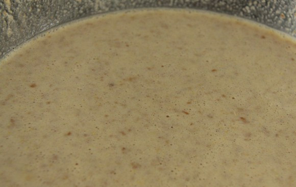 1. Этап. Протеиновые блинчики: 2. Молоко, не доводя до кипения, немного подогреть. Влить к яйцам. Добавить муку и аккуратно перемешать.