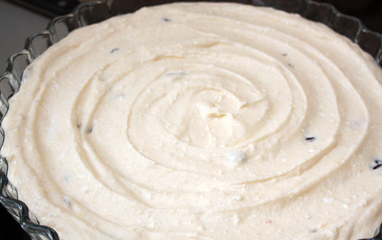 1. Этап. Творожная запеканка со сметаной: 4. Дополнить рецепт приготовления творожной запеканки со сметаной можно также щепоткой ванилина или цедрой цитрусовых для аромата. Жаропрочную форму смазать сливочным маслом и выложить творожную массу. Разровнять верх и отправить форму в разогретую духовку.