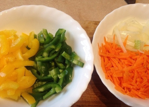 1. Этап. Тефтели с рисом и овощным соусом: Подготовим овощи для соуса. Желательно все овощи нарезать соломкой.