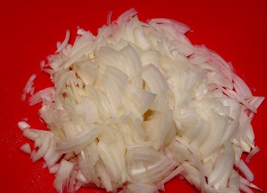 1. Этап. Запеченное мясо с корицей и приправами: 8. Очистите и измельчите лук.