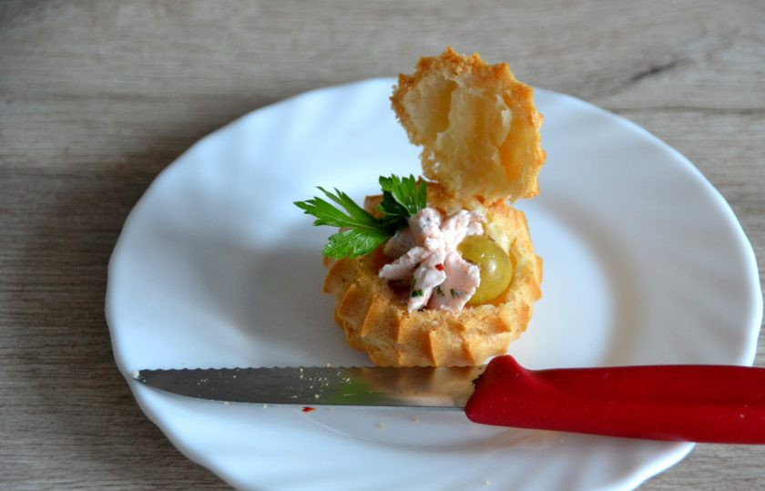 1. Этап. Профитроли без глютена: Наполните профитроли сырной массой. Сверху по желанию можно выложить целую или половинку оливки, маслины, добавить веточку зелени.