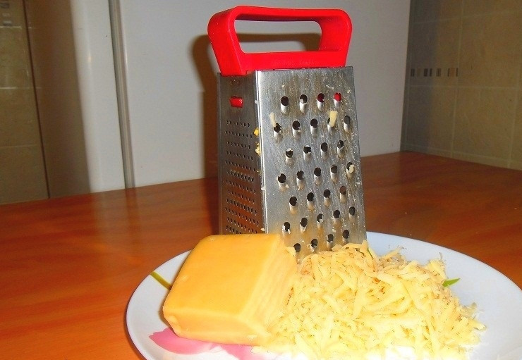 1. Этап. Салат сырный с чесноком и морковью: 2. Твердый сыр предварительно отправляю в морозильную камеру, затем измельчаю его на крупной терке.