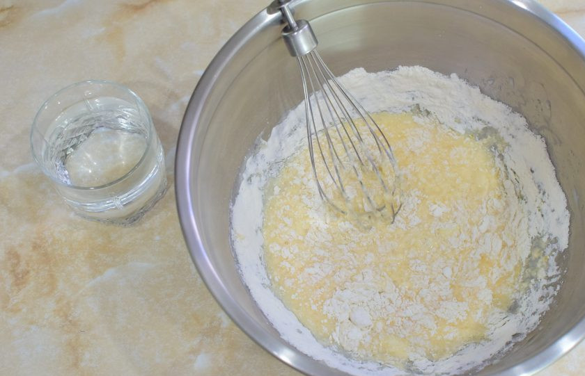 1. Этап. Блины на молоке с кипятком: Не переставая мешать, влейте в тесто кипяток и сразу вмешайте его в тесто. От кипятка мука частично заварится.