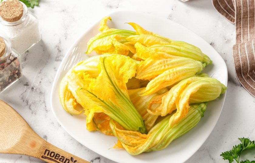 1. Этап. Фаршированные цветки тыквы: Подготовьте цветки тыквы. Из цветков очень осторожно извлеките пестики, оборвите зелёные чашелистики и стебли. Ополосните цветы водой.