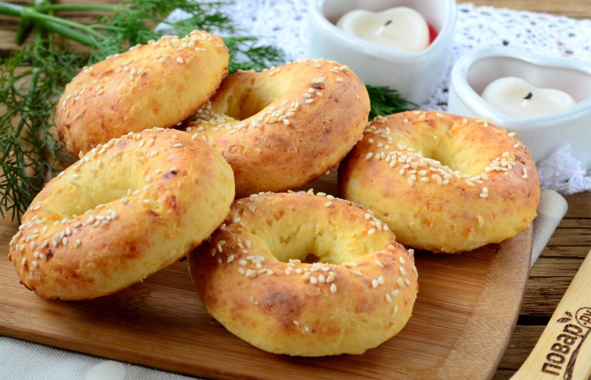 1. Этап. Творожные бублики с сыром: Запекайте бублики в духовке при температуре 180 градусов 15-25 минут, до золотистой корочки. Готовым бубликам дайте немного постоять и остыть, они станут более мягкими. Приятного аппетита!