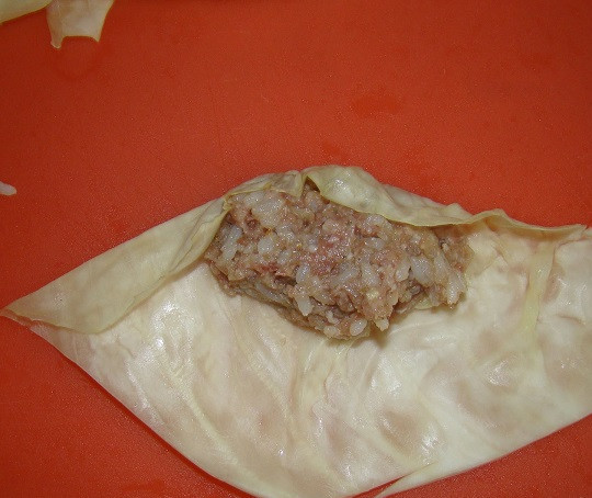 1. Этап. Голубцы в скороварке: 3. На подготовленный капустный лист выложить небольшое количество начинки.