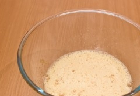 1. Этап. Торт На день влюбленных: Сначала разотрите яйца с ванильным и обычным сахаром. Затем добавьте сметану, перемешайте. Потом сгущённое молоко и снова перемешайте.