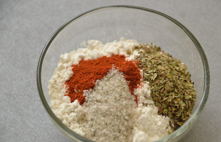 1. Этап. Мойва в масле: Смешайте муку, пряные травы, соль, паприку.