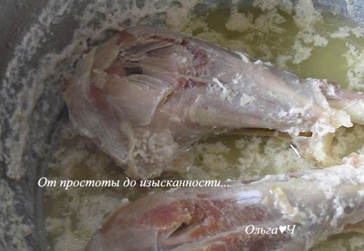 1. Этап. Индейка в сливочном соусе с овощами: Томите под крышкой до готовности около часа-полтора, время от времени переворачивая голени, пока не заметите, что мясо отделяется от костей. По мере необходимости подливайте воду или сливки. В конце приготовления посолите.