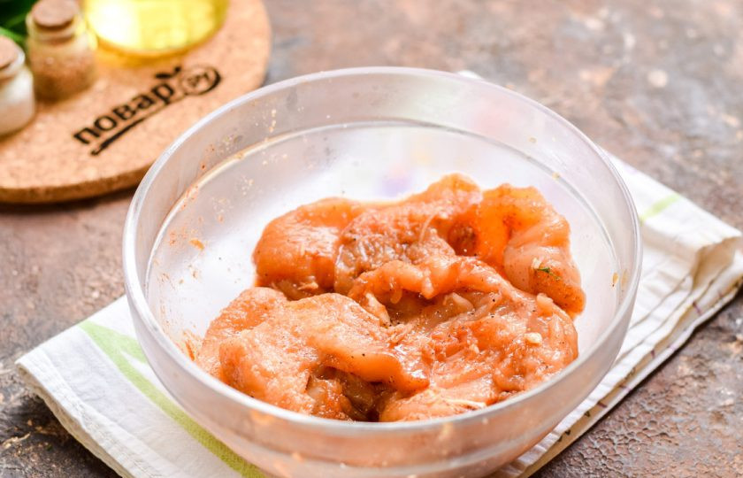 1. Этап. Салат Алматинский: Заранее замаринуйте куриное филе и оставьте в холодильнике на ночь.