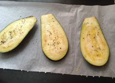 1. Этап. ПП-пельмени с баклажаном: Баклажан разрежем вдоль на ломтики толщиной 1 см, смажем оливковым маслом и посыпаем солью, перцем и базиликом. Отправляем в разогретую до 180 градусов духовку запекаться минут на 20.