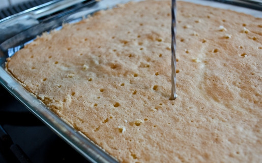 1. Этап. Крем для пропитки коржей: 2. В готовом и слегка остывшем корже сделайте небольшие отверстия, чтобы крем лучше проникал.