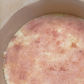 1. Этап. Творожный торт с нектаринами: Бока разъемной формы диаметром 26 см смазать маслом, дно выстлать пекарской бумагой. Духовку включить на 180С (с конвекцией – 160С) Для бисквитной основы муку смешать с разрыхлителем. Мягкое сливочное масло с сахаром взбить миксером до пышности. Продолжая взбивать, ввести по одному яйца. Подсеять муку с разрыхлителем и перемешать. Вылить тесто в подготовленную форму, поместить в духовку и выпекать в нижней трети духовки примерно 20 минут. Бисквит извлечь из формы и остудить. Остывшую бисквитную основу выложить на сервировочное блюдо, смазать фруктовым джемом и надеть кольцо. Можно собирать торт и в той же форме, в которой выпекали. Возможно, надо будет нарастить бортики.