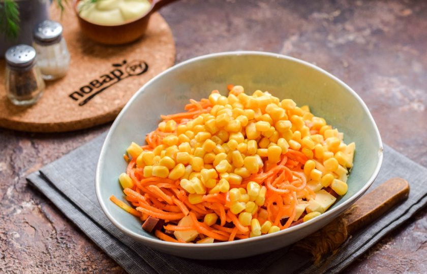 1. Этап. Салат Мужской каприз с колбасой: Следом добавьте в салат консервированную кукурузу.