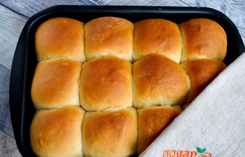 1. Этап. Булочки Даугавиня: Духовку разогрейте до 200 градусов. Булочки сбрызните слегка водой, поставьте в духовку запекаться на 15-20 минут до загорелой корочки.