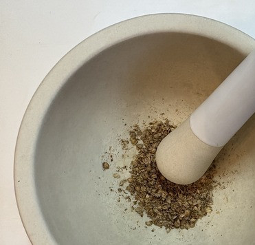 1. Этап. Суп-пюре из цветной капусты: Кориандр перетереть в ступке. Советую взять именно зёрна, они дают бОльший аромат.