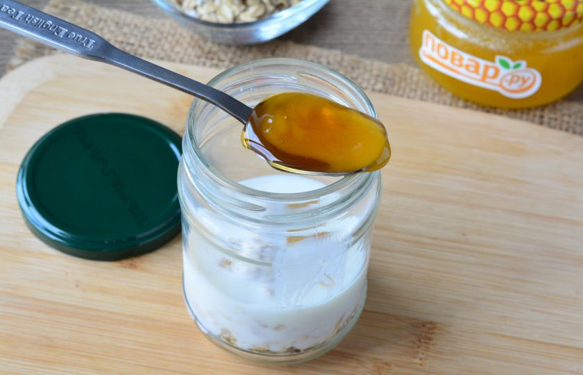 1. Этап. Ленивая овсянка с вишней и шоколадом: Добавьте жидкий мед для сладости.