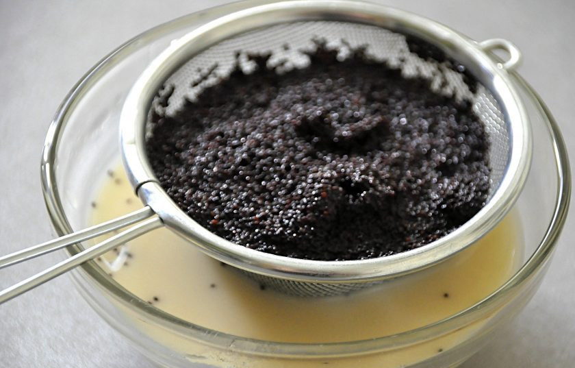 1. Этап. Венский рулет: Если маковая начинка слишком влажная, откиньте ее на сито.