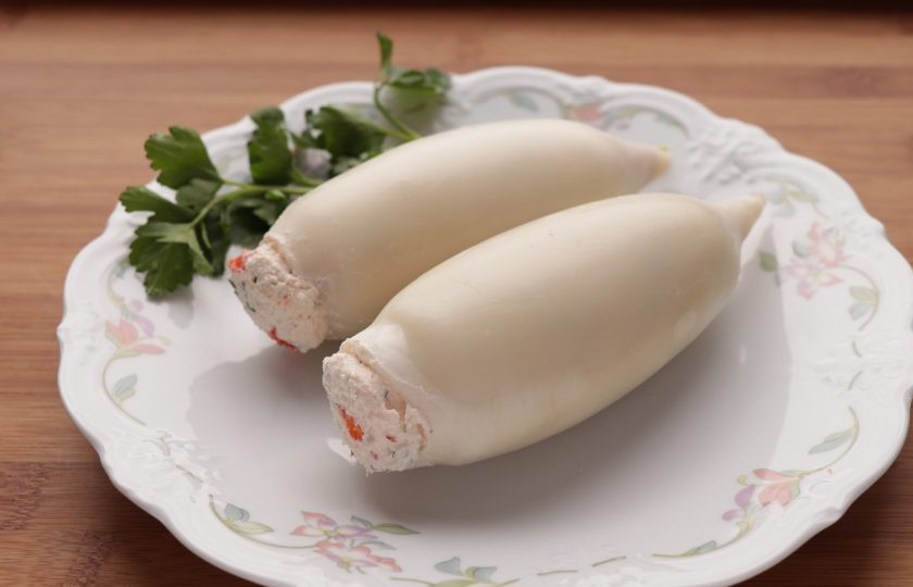 1. Этап. Кальмары с творогом: При помощи ложки нафаршируйте кальмары творожной начинкой. Уберите в холодильник на 30 минут.