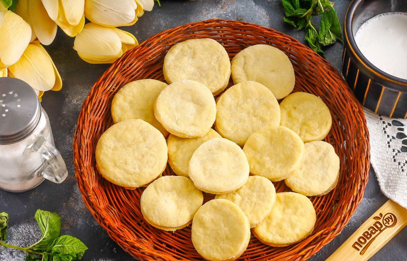 1. Этап. Сахарное печенье для росписи: Основа для росписи полностью готова, главное — дать ей остыть.