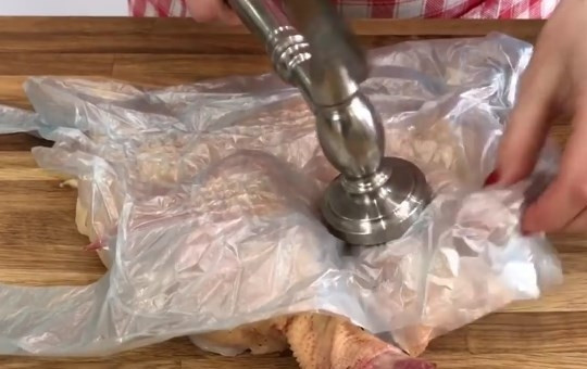 1. Этап. Цыплёнок табака (таПака): 2. Выворачиваем цыпленка, кладем его на дощечку срезом вниз. Далее накрываем тушку пищевой пленкой или любым полиэтиленовым пакетом и отбиваем молоточком. Ваша задача — хорошенько раздробить все косточки и хрящи, чтобы цыпленок стал почти плоским.