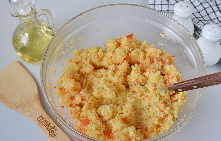 1. Этап. Постные котлеты из пшена: Посолите, поперчите по вкусу котлетную массу.