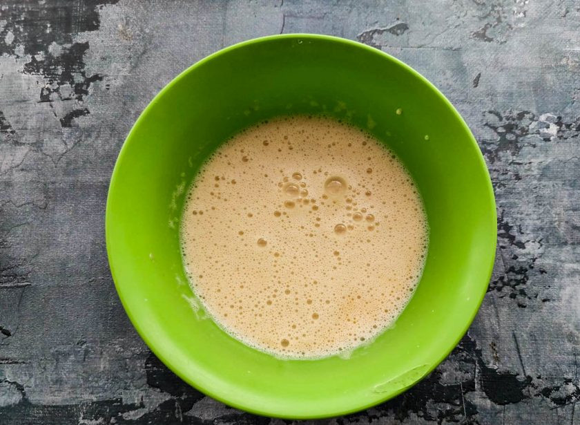 1. Этап. Банановый кекс без муки: Влейте молоко комнатной температуры и хорошо взбейте.