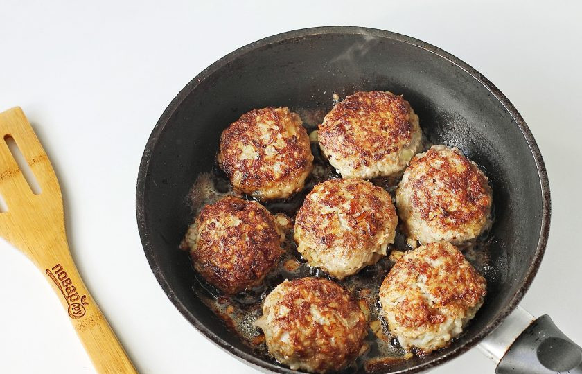 1. Этап. Тефтели с рисом без подливы: Переложите 