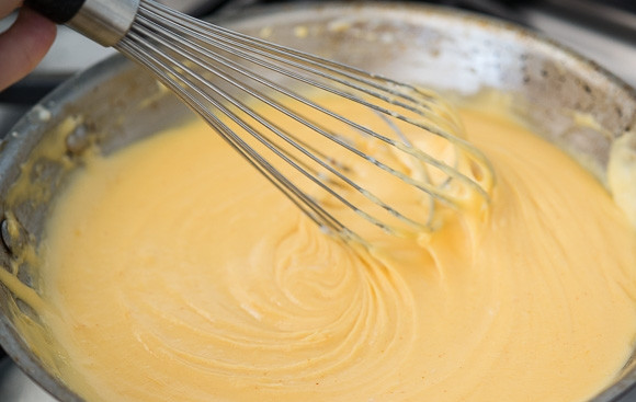 1. Этап. Сырный соус к начос: 5. Помешивайте ложкой или венчиком, пока сыр полностью не расплавится.