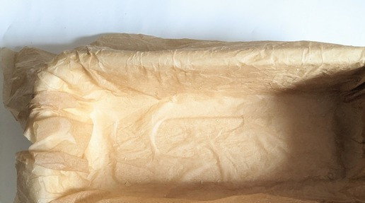 1. Этап. Лимонно-мандариновый миндальный пирог: Форму застелить бумагой, для этого намочить бумагу и смять её, теперь разровнять. Таким образом бумага более податливая, легче укладывается в форму. Моя форма 23×11, можно выпекать в круглой форме.