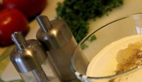 1. Этап. Томатный суп с сыром: Теперь приступим к заправке. Смешиваем порубленный чеснок со специями и сметаной. Добавляем немного масла. Заправка готова.