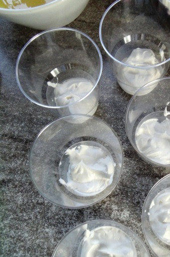 1. Этап. Трайфлы с лимонным курдом: В качестве подачи такого десерта можно взять стеклянные или пластиковые стаканы/фужеры/бокалы. Собирать десерт начинаем с крема.