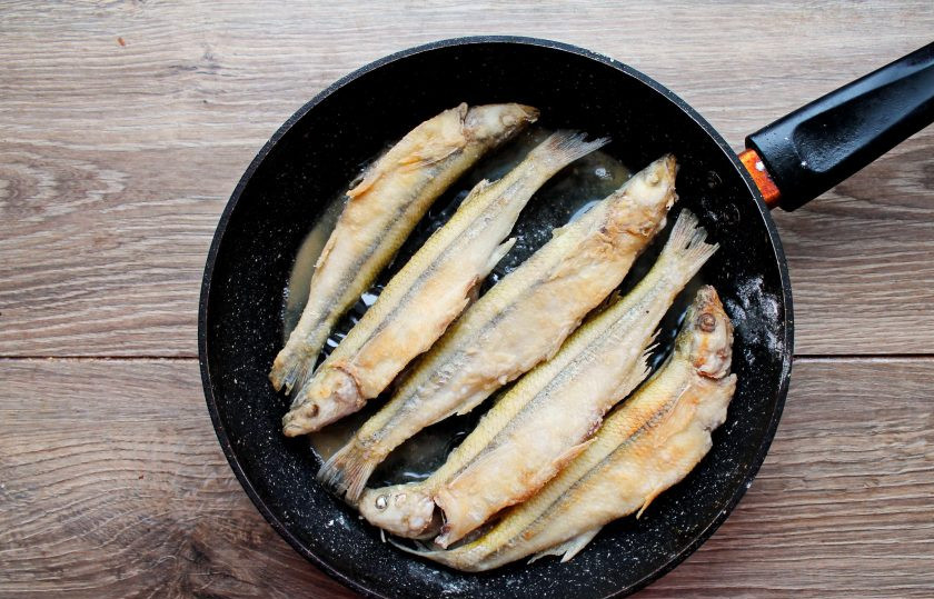 1. Этап. Корюшка жареная: Налейте в сковороду растительное масло, разогрейте на среднем огне и выложите корюшку в один слой. Обжаривайте рыбу в течение 3-4 минут с каждой стороны, до румяной корочки. Снимите сковороду с огня и сразу подавайте.