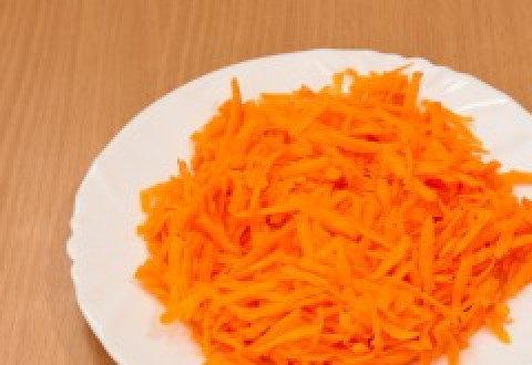 1. Этап. Суп из консервы горбуши: Морковь натрите на терке.