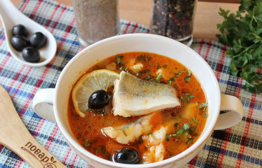 1. Этап. Солянка из судака: Солянка из судака готова. При подаче добавьте в тарелку ломтик лимона и сметану по желанию.