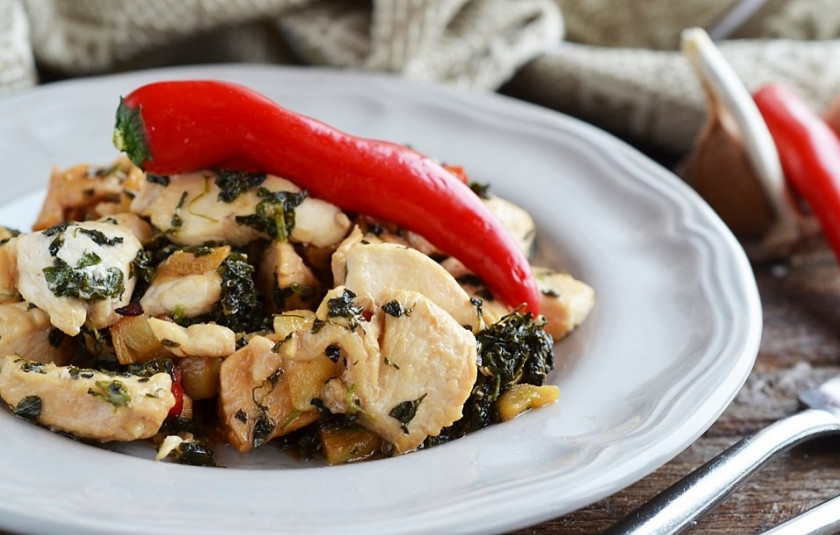 1. Этап. Кай Пхат Ка-пхрау: Подайте к столу.