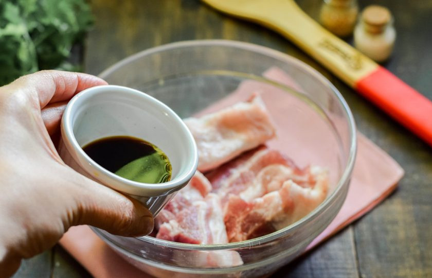 1. Этап. Свиные ребрышки в апельсиновом маринаде: Добавьте к ребрам соевый соус.