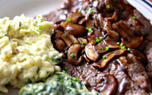 1. Этап. Стейк с грибным соусом и сливочным шпинатом: 11. Полить каждый стейк около 1/4 стакана грибного соуса и подавать со сливочным шпинатом.