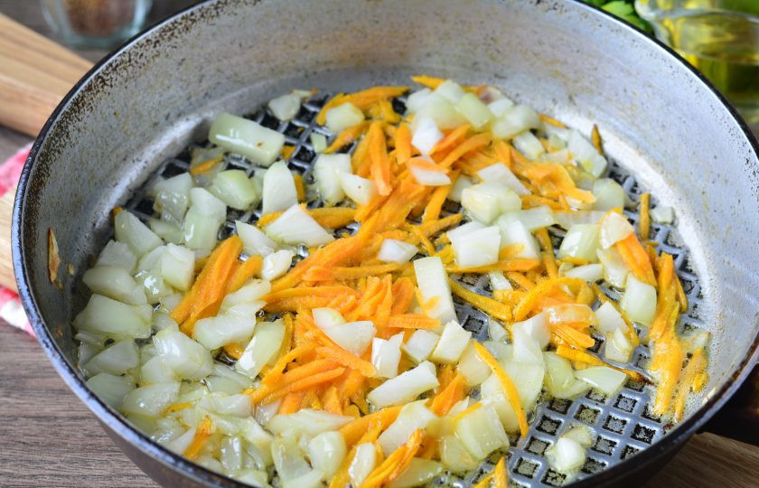 1. Этап. Капустная запеканка на кефире в духовке: Нарежьте кубиками репчатый лук, морковку натрите на терке. Разогрейте масло в сковороде, выложите овощи и пассеруйте пару минут помешивая.