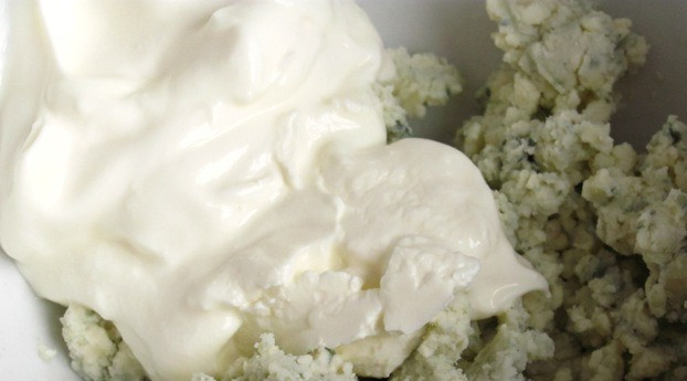 1. Этап. Канапе с сыром дор блю: 3. Сыр разминаем вилочкой, а затем смешаем со сметаной. Сюда же - соль, перец и специи по вкусу.