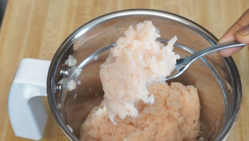 1. Этап. Куринные котлеты: Пропустите мясо через мясорубку или измельчите его при помощи блендера.