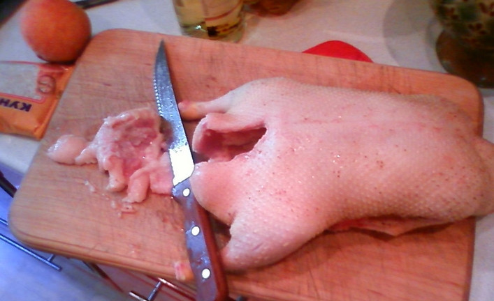 1. Этап. Утка на мангале: Предварительно промойте тушку утки, выпотрошите её изнутри. Натрите со всех сторон специями, переложите в глубокую ёмкость и залейте вином. Оставьте мариноваться на ночь.