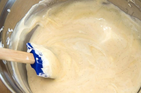 1. Этап. Крем для эклеров со сгущенкой: 5. И аккуратно перемешайте лопаткой, чтобы крем сохранил свою воздушность.