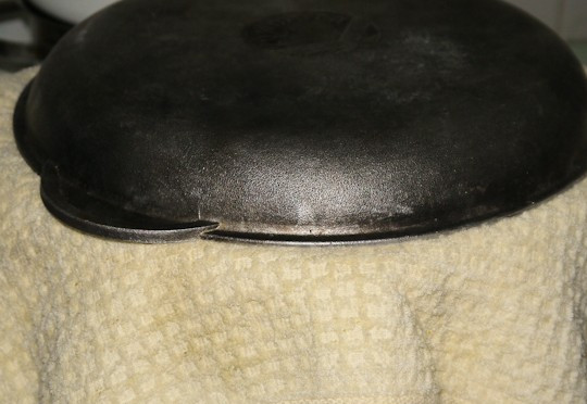 1. Этап. Плов азербайджанский с сухофруктами: Далее мы аккуратно выкладываем рис на лаваш и равномерно его распределяем по всему периметру. Затем мы накрываем казан полотенцем, а потом крышкой. Эта сложная конструкция позволит нам сделать рис невероятно рассыпчатым. В таком состоянии мы оставляем рис на пол часа на самом маленьком огне.