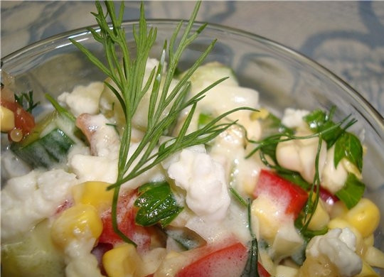 1. Этап. Салат из сладкой кукурузы: 10. Простой рецепт салата из сладкой кукурузы станет более оригинальным, если добавить в него мягкий сыр. Перед подачей можно украсить зеленью.