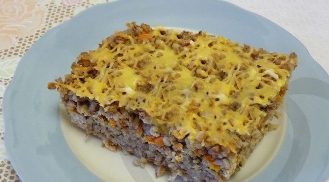 1. Этап. Запеканка из гречки с фаршем: За несколько минут до готовности, посыпьте запеканку тертым сыром.