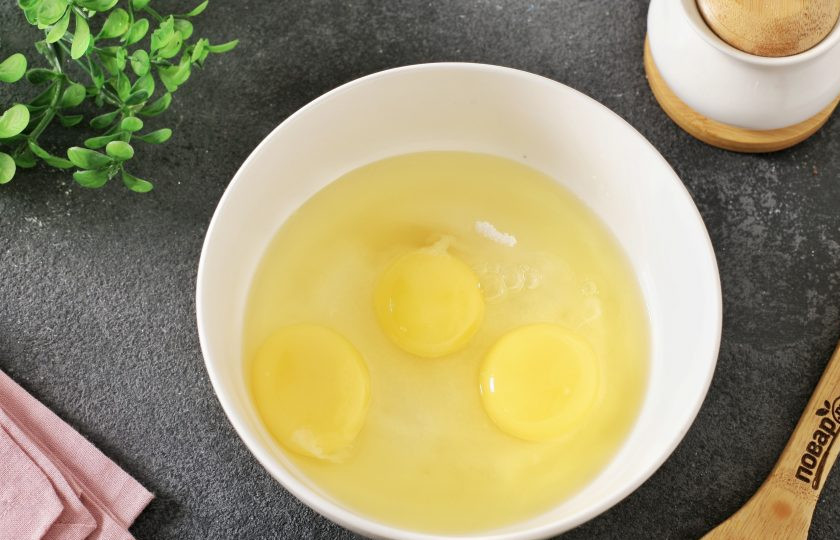 1. Этап. Шарлотка с брусникой: Соедините яйца и сахар.